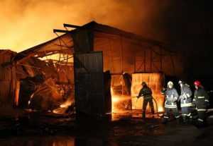 В Брянске пожар уничтожил склад