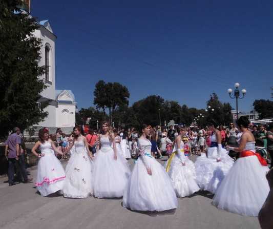 В Дятькове провели первый парад невест