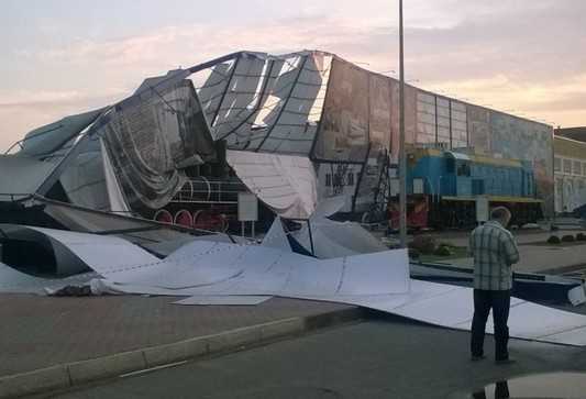 В Брянске во время урагана рекламный щит рухнул на паровоз БМЗ