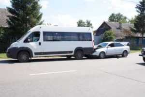 В Брянске пьяный водитель протаранил маршрутку – пострадали четверо