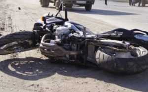 В Брянске мотоциклист столкнулся с двумя легковушками