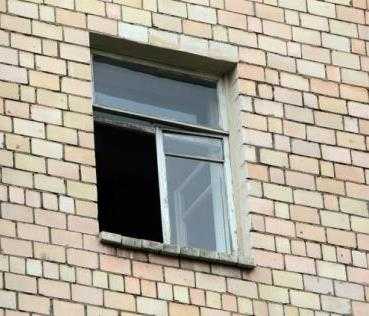 Пятилетний брянский малыш выпал из окна квартиры и погиб