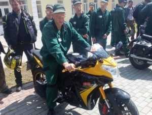 В Брянске «Ночные волки» показали мотоциклы юным заключенным