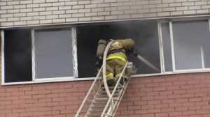 Брянские пожарные спасли человека из горящей квартиры