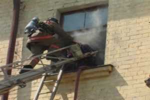 В брянской многоэтажке из горящей квартиры спасли человека