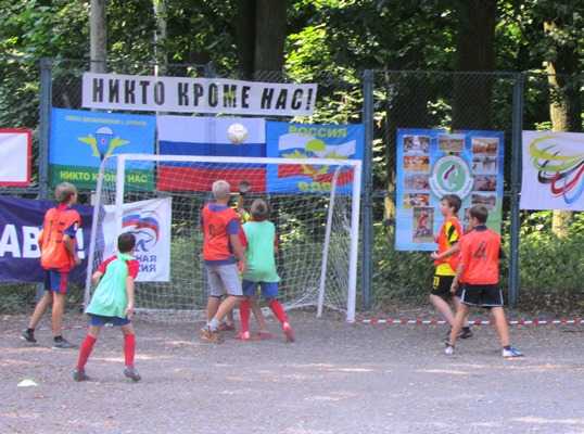 Брянские ребята сыграли в мини-футбол в Лесных сараях