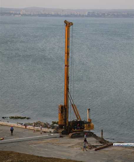 Строители забили первую сваю моста через Керченский пролив