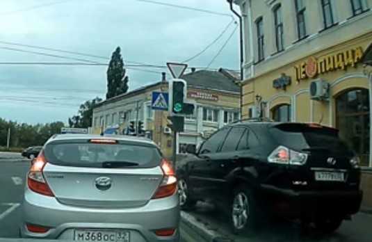 В Брянске «Лексус» с унылым номером объехал колонну по тротуару: видео