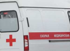 Иномарка сбила женщину и парня на остановке в Брянске