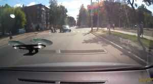 Опасный маневр на «зебре» брянского таксиста сняла камера