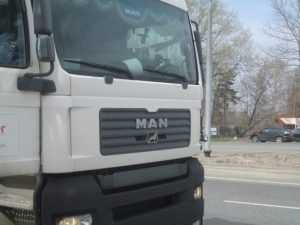На брянской трассе пенсионер угодил под грузовик