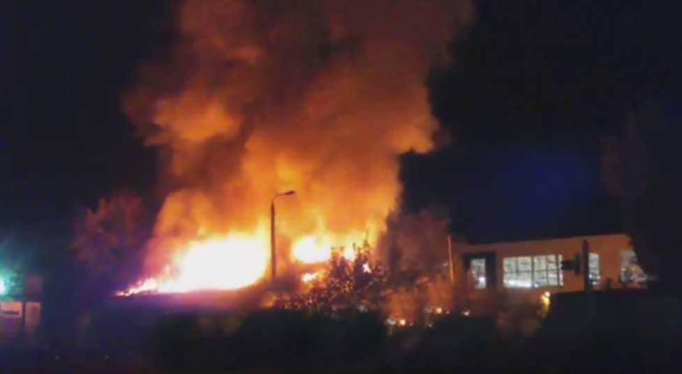 В Брянске возле прокуратуры сгорел гараж