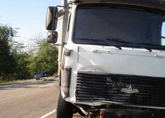 В Брянске скутерист и его пассажирка разбились, врезавшись грузовик