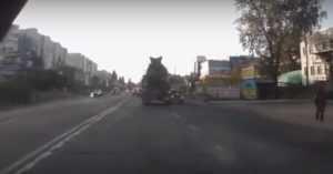 В Брянске бетономешалка протаранила автомобиль (видео)