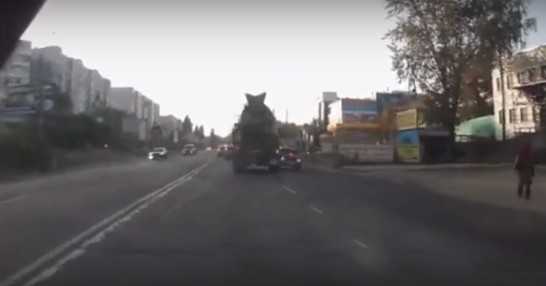 В Брянске бетономешалка протаранила автомобиль (видео)