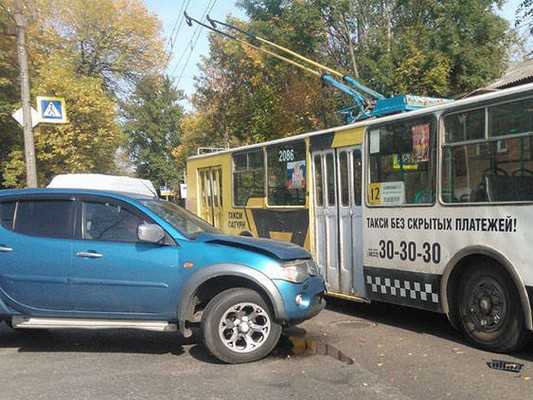 В Брянске водитель иномарки атаковал троллейбус