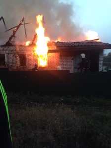 В Брянске 34 пожарных спасли от огня часть дома