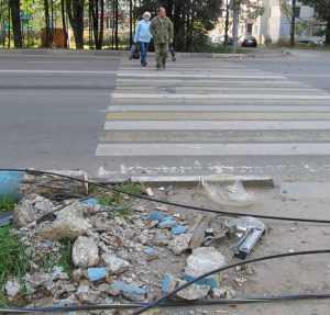 В Брянске на «зебру» рухнул сбитый джипом светофор
