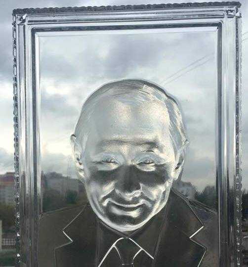 Дятьковцы сделали Путина хрустальным