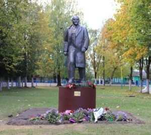 Возле брянской школы установили памятник Ленину