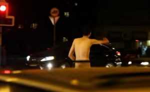 На улице Брянска полиция задержала голого парня (видео)