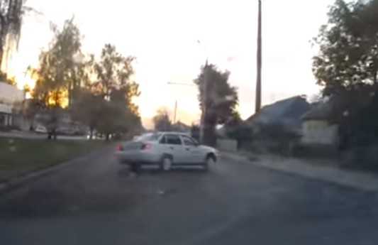 В Брянске учебный автомобиль потряс водителей опасными виражами (видео)