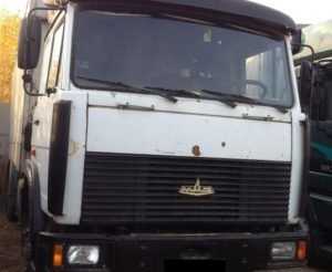 На брянской трассе грузовик смял легковушку и убил водителя
