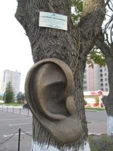 Брянское дерево превратили в рекламу с помощью уха