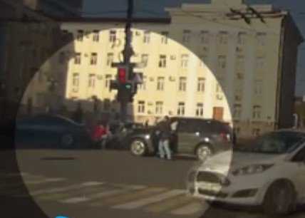 В Брянске на перекрестке у драмтеатра подрались водители (видео)