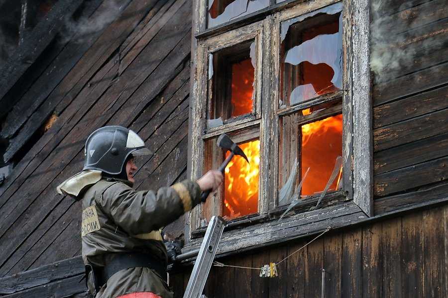 В Брянске случился пожар в жилом бараке