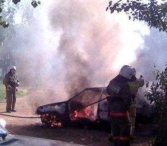 Две машины ночью сгорели в брянских поселках