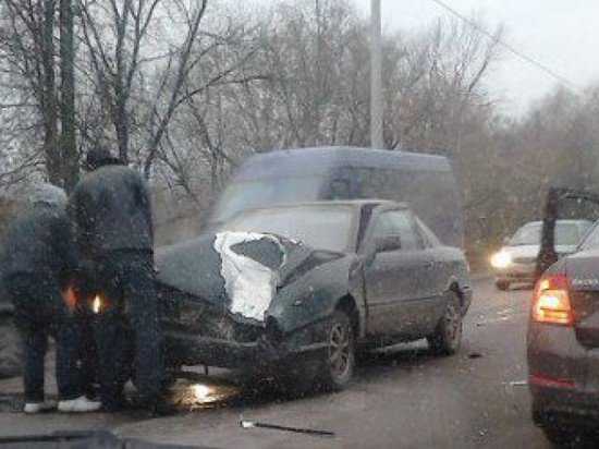 В Брянске оторвавшееся колесо грузовика побило две легковушки