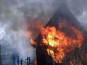 В брянском райцентре сгорел дом – пострадали люди