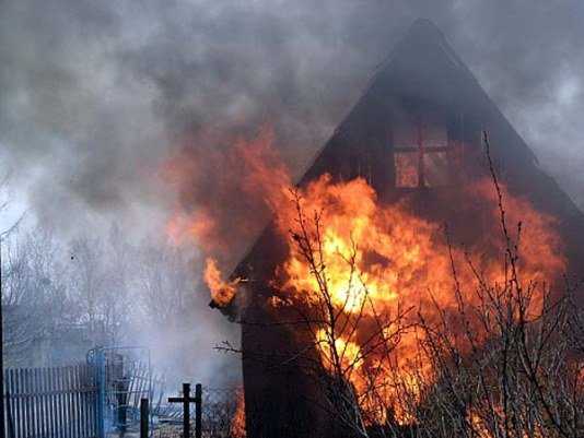 В брянском райцентре сгорел дом – пострадали люди