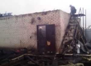 В Брянске сгорел гараж – балка упала на пожарного