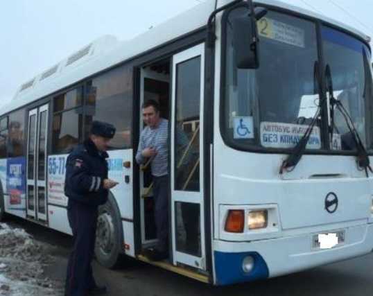 В Брянске скрытые патрули наказали говорливых водителей автобусов