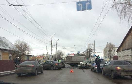 В Брянске столкнулись четыре автомобиля