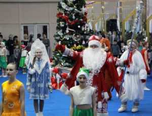 В Брянске новогоднюю сказку подарили 400 сиротам