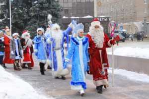 Ёлки Брянска завтра зажгут 50 Дедов Морозов и Снегурочек
