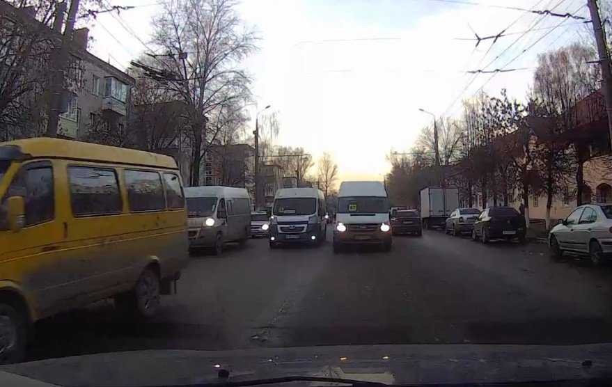В Брянске запечатлели опасный эксперимент водителя маршрутки №47