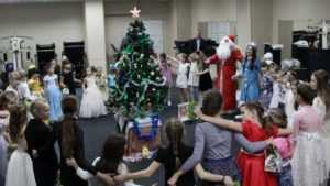 Брянские дети подрались у ёлки за подарки Деда Мороза