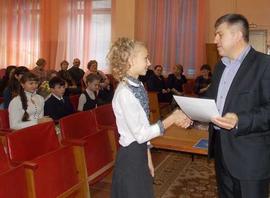 Одаренным брянским детям назначили стипендии
