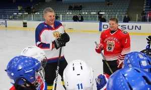 Брянский губернатор провел тренировку с хоккеистами