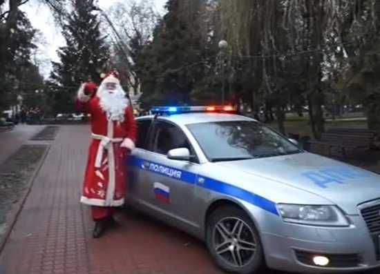В Брянске Деда Мороза подвергли террору за машину ГИБДД (видео)