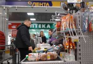 В брянских гипермаркетах воцарилось предновогоднее столпотворение