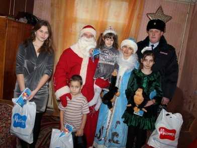Полицейский Дед Мороз раздал подарки многодетным семьям в Брянске (видео)