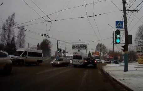 Лихой водитель брянской маршрутки учинил аварию (видео)