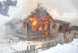 В брянской деревне сгорели сожители и их гость