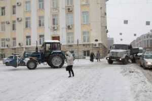 Битву со снегопадом в Брянске продолжают более 70 машин