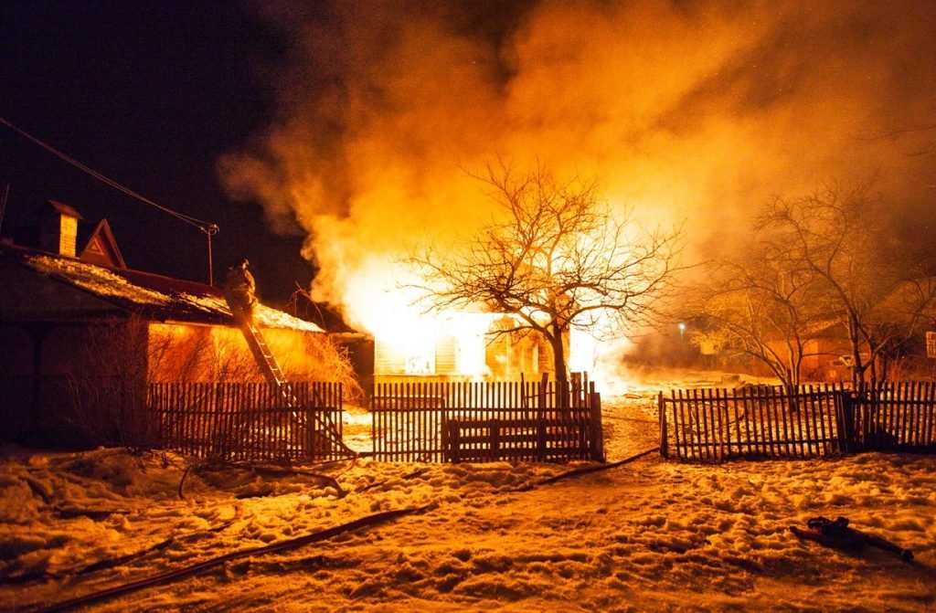 Восьмерых брянских детей и их родителей пожар лишил крыши над головой